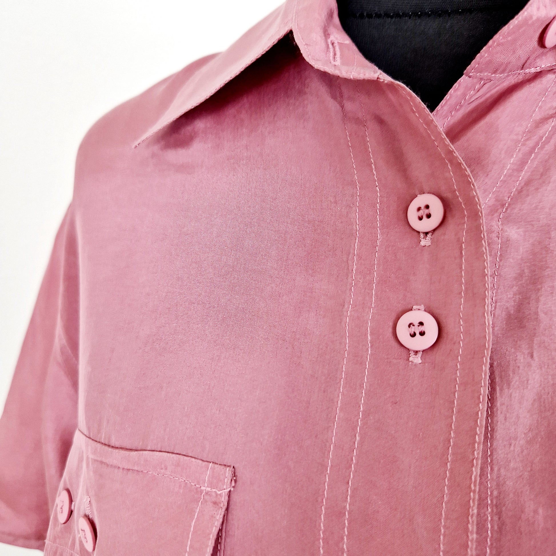 Einzigartige und nachhaltige Vintage Bluse in altrosa und Seide. Unique and sustainable vintage blouse in dusty pink and silk. Close-up.