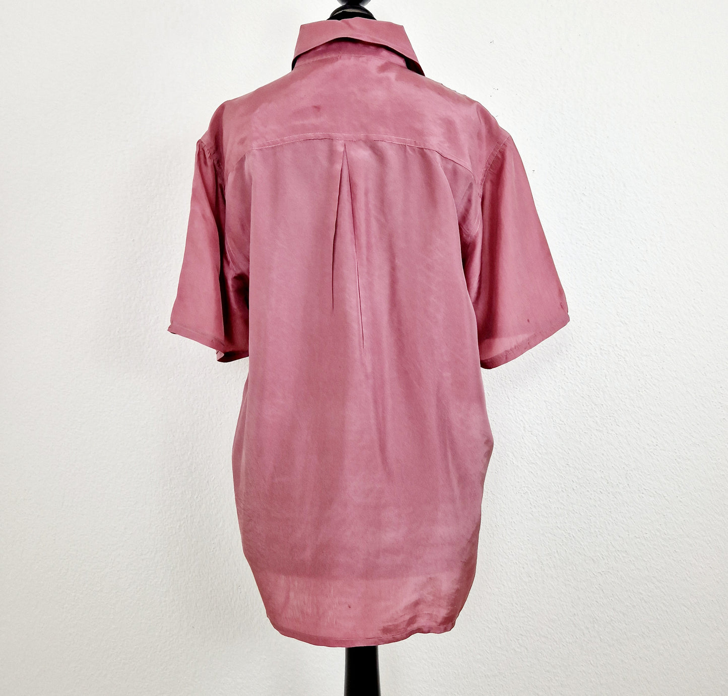 Einzigartige und nachhaltige Vintage Bluse in altrosa und Seide. Unique and sustainable vintage blouse in dusty pink and silk. Back.