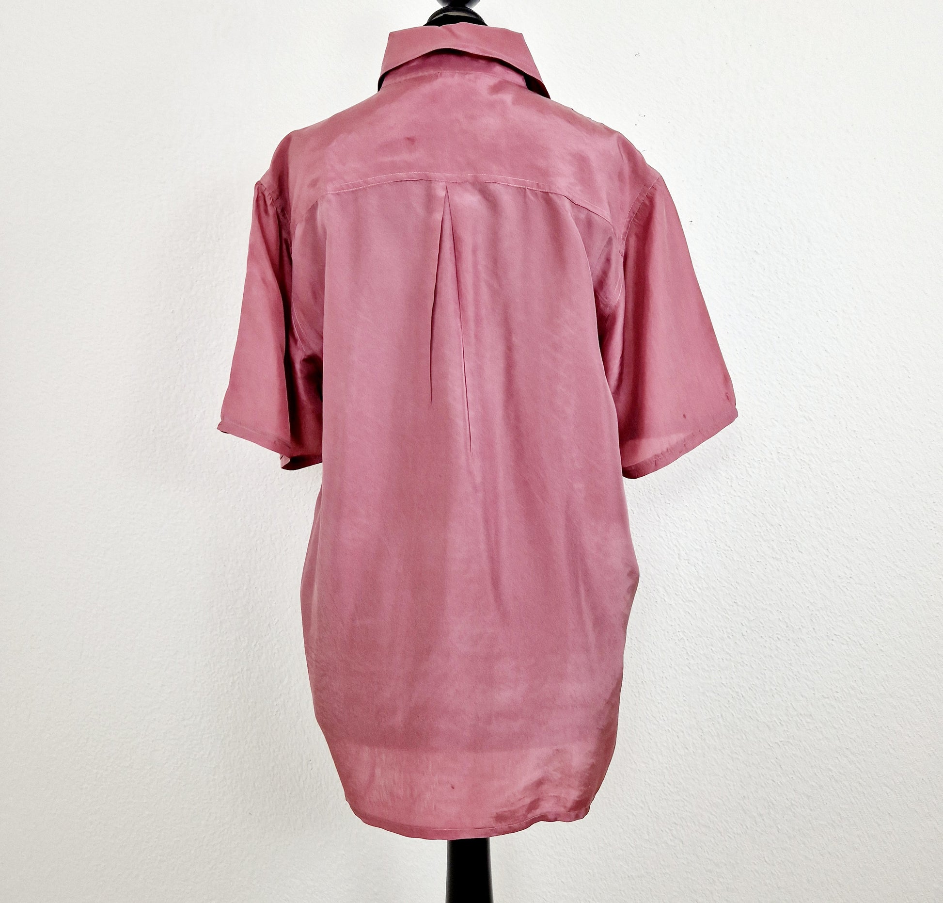 Einzigartige und nachhaltige Vintage Bluse in altrosa und Seide. Unique and sustainable vintage blouse in dusty pink and silk. Back.