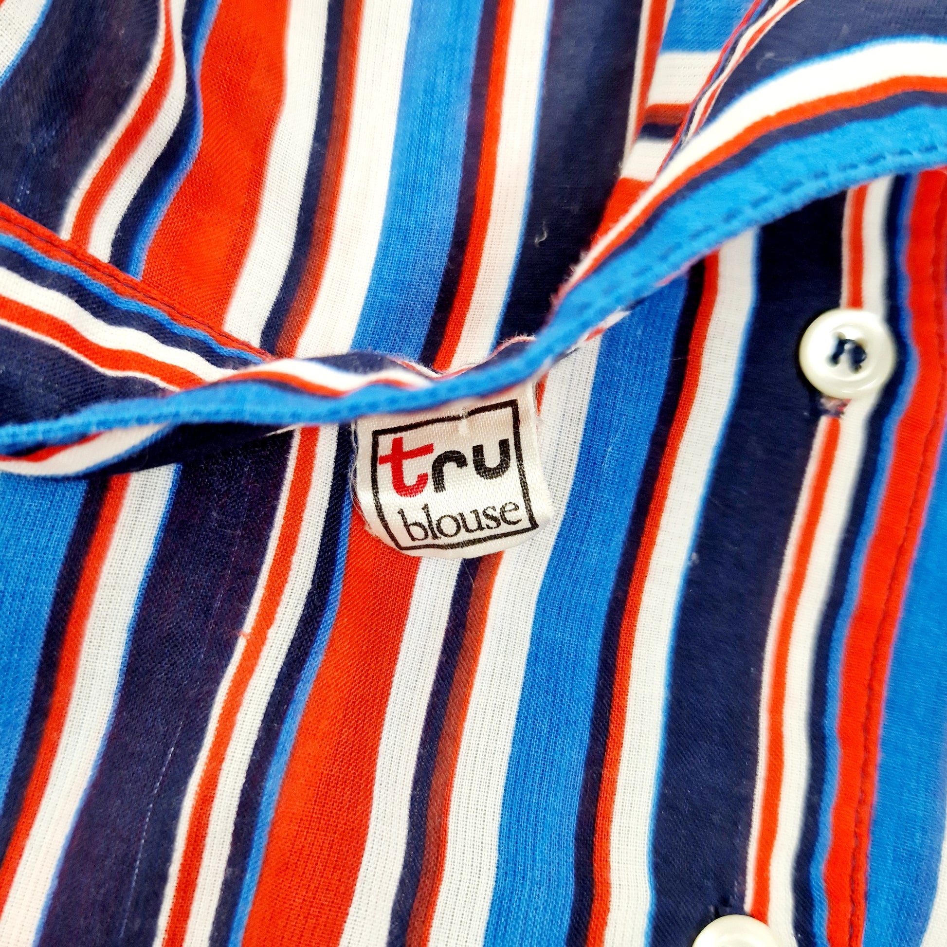 Einzigartige und nachhaltige Vintage Bluse in blau-rot-weiss mit Streifen. Unique and sustainable vintage blouse in blue-red-white with stripes. Tag.