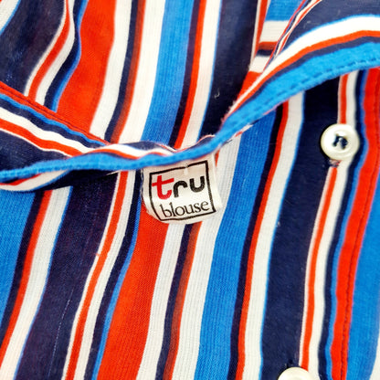 Einzigartige und nachhaltige Vintage Bluse in blau-rot-weiss mit Streifen. Unique and sustainable vintage blouse in blue-red-white with stripes. Tag.