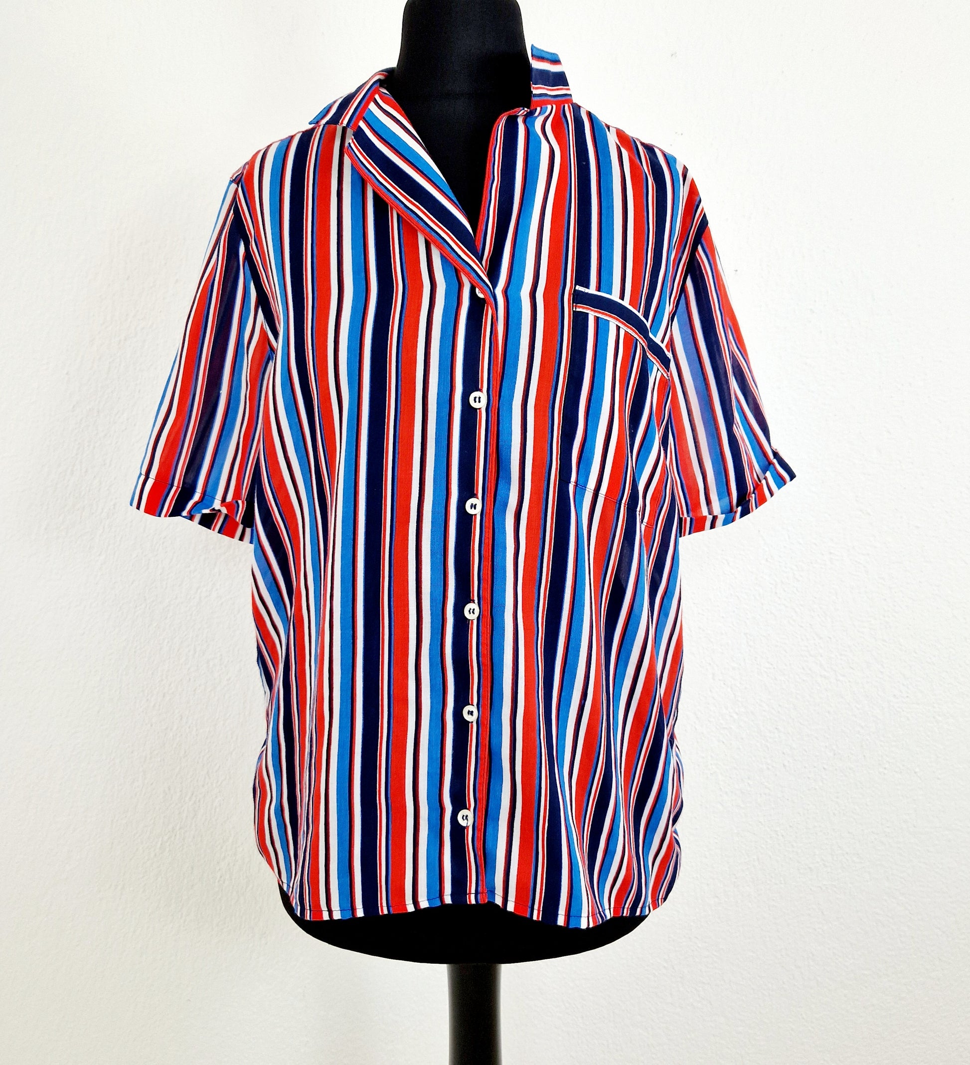 Einzigartige und nachhaltige Vintage Bluse in blau-rot-weiss mit Streifen. Unique and sustainable vintage blouse in blue-red-white with stripes. Front.
