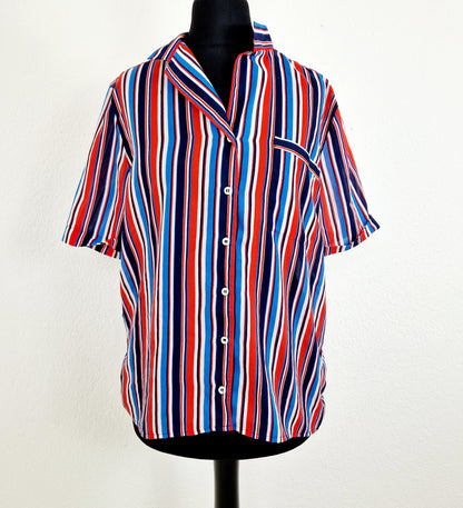 Einzigartige und nachhaltige Vintage Bluse in blau-rot-weiss mit Streifen. Unique and sustainable vintage blouse in blue-red-white with stripes. Front.