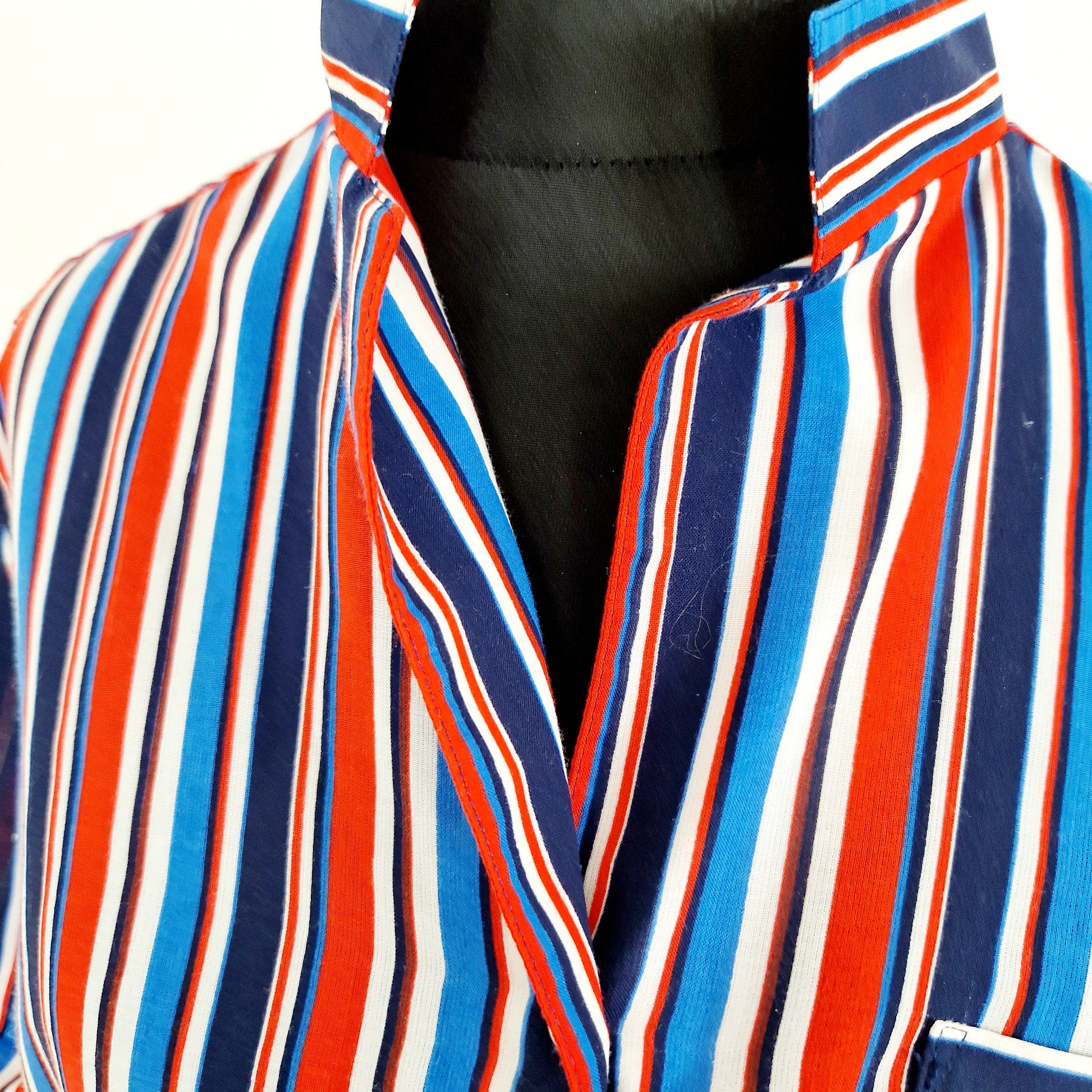Einzigartige und nachhaltige Vintage Bluse in blau-rot-weiss mit Streifen. Unique and sustainable vintage blouse in blue-red-white with stripes. Close-up.