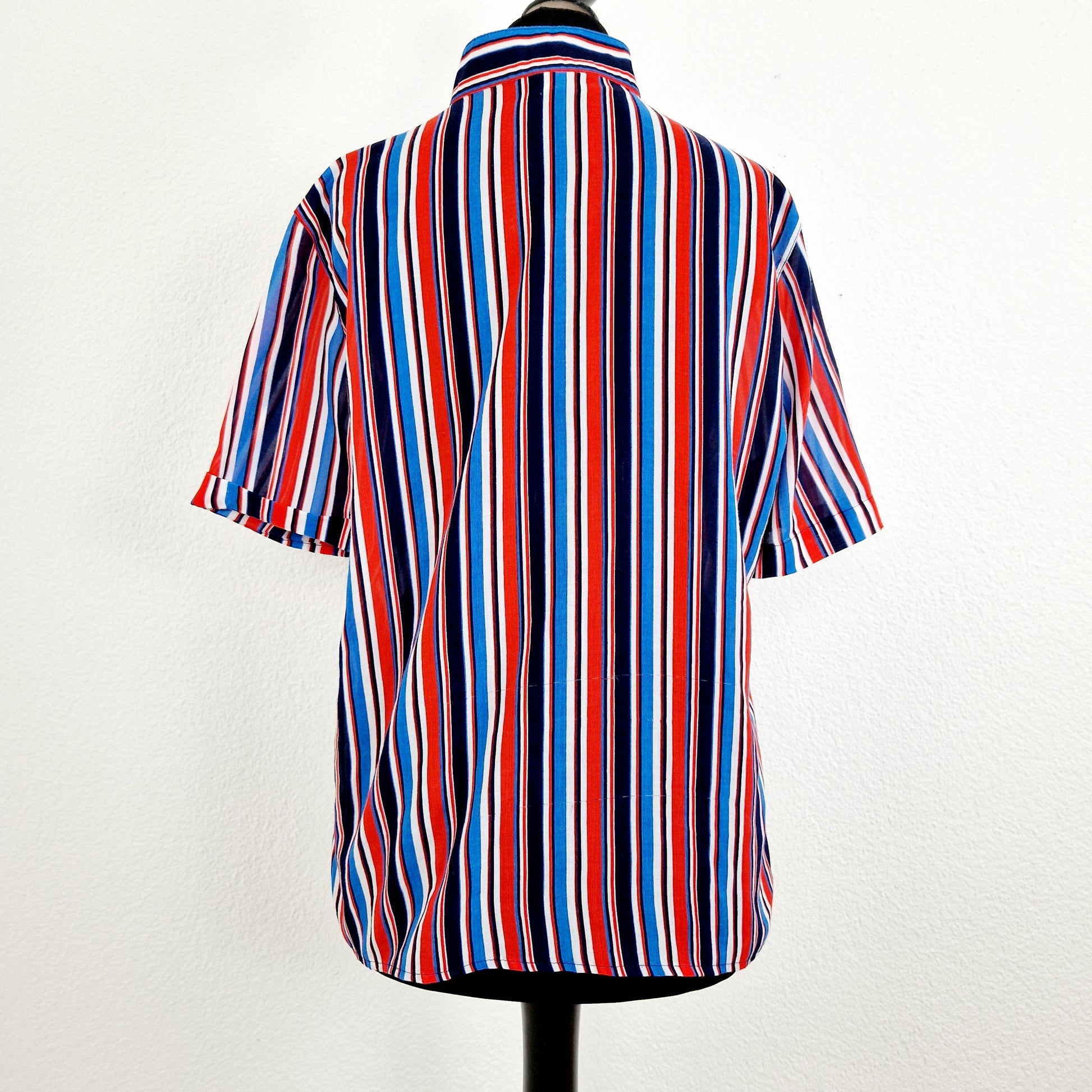 Einzigartige und nachhaltige Vintage Bluse in blau-rot-weiss mit Streifen. Unique and sustainable vintage blouse in blue-red-white with stripes. Back.