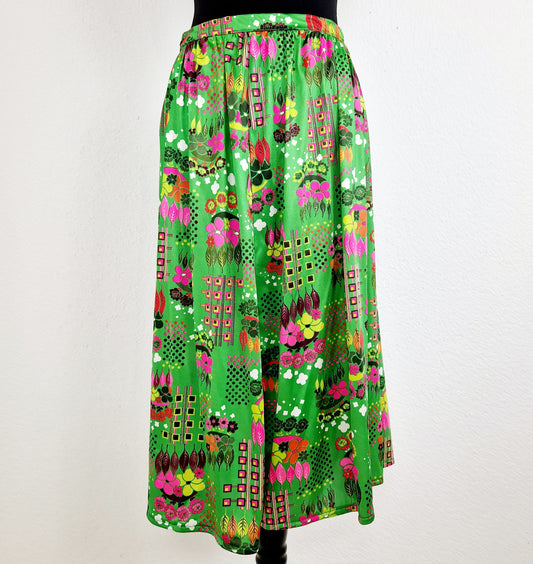 Einzigartiger und nachhaltiger Vintage Rock in grün mit Blumen. Unique and sustainable vintage skirt in green with flowers. Front.