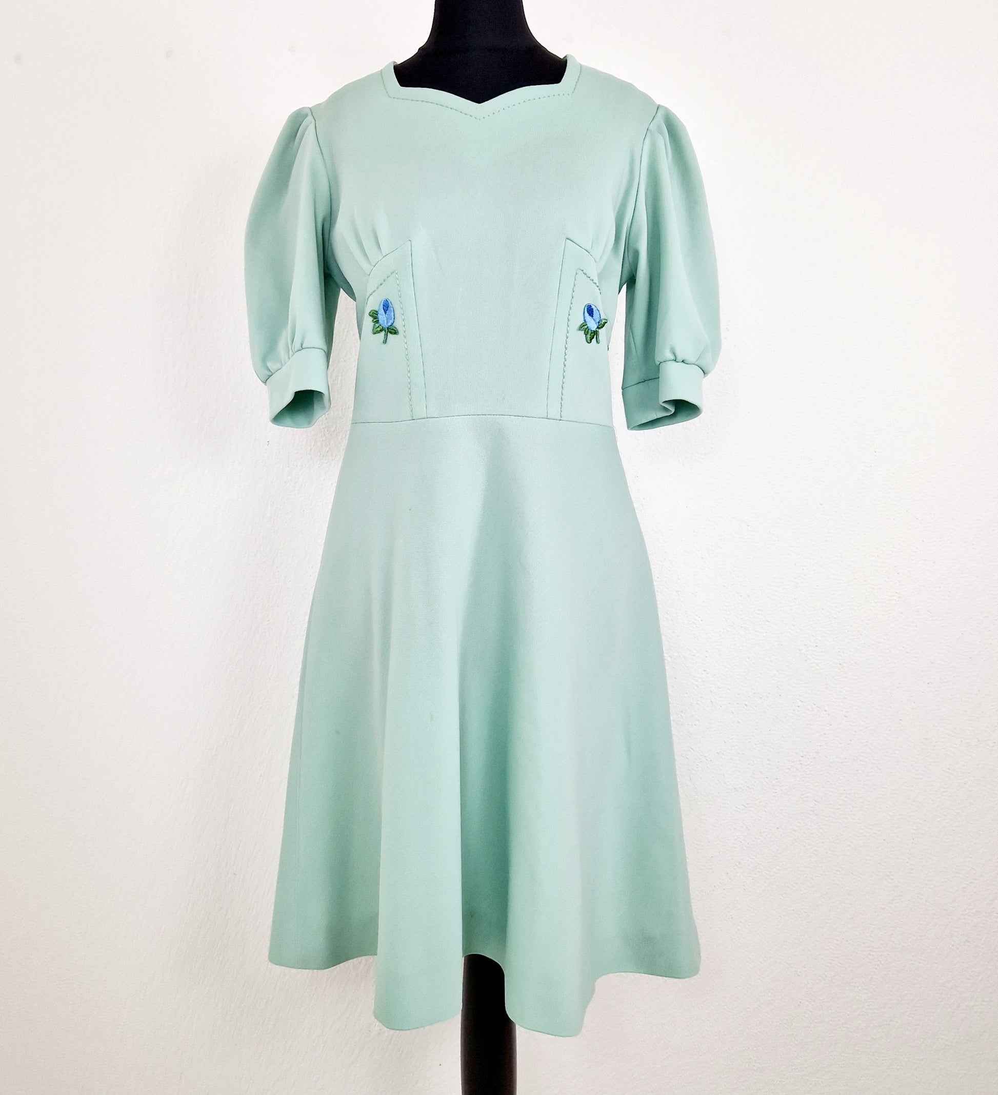 Einzigartiges und nachhaltiges Vintage Kleid in mint. Unique and sustainable vintage dress in mint. Front.