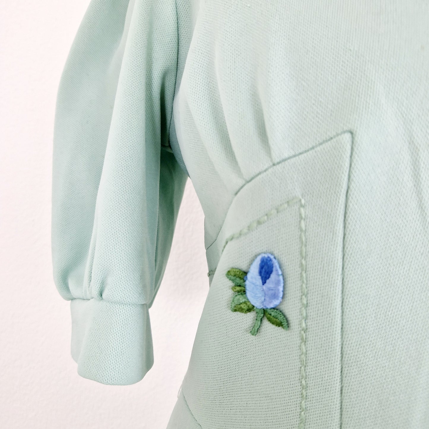 Einzigartiges und nachhaltiges Vintage Kleid in mint. Unique and sustainable vintage dress in mint. Close-up.