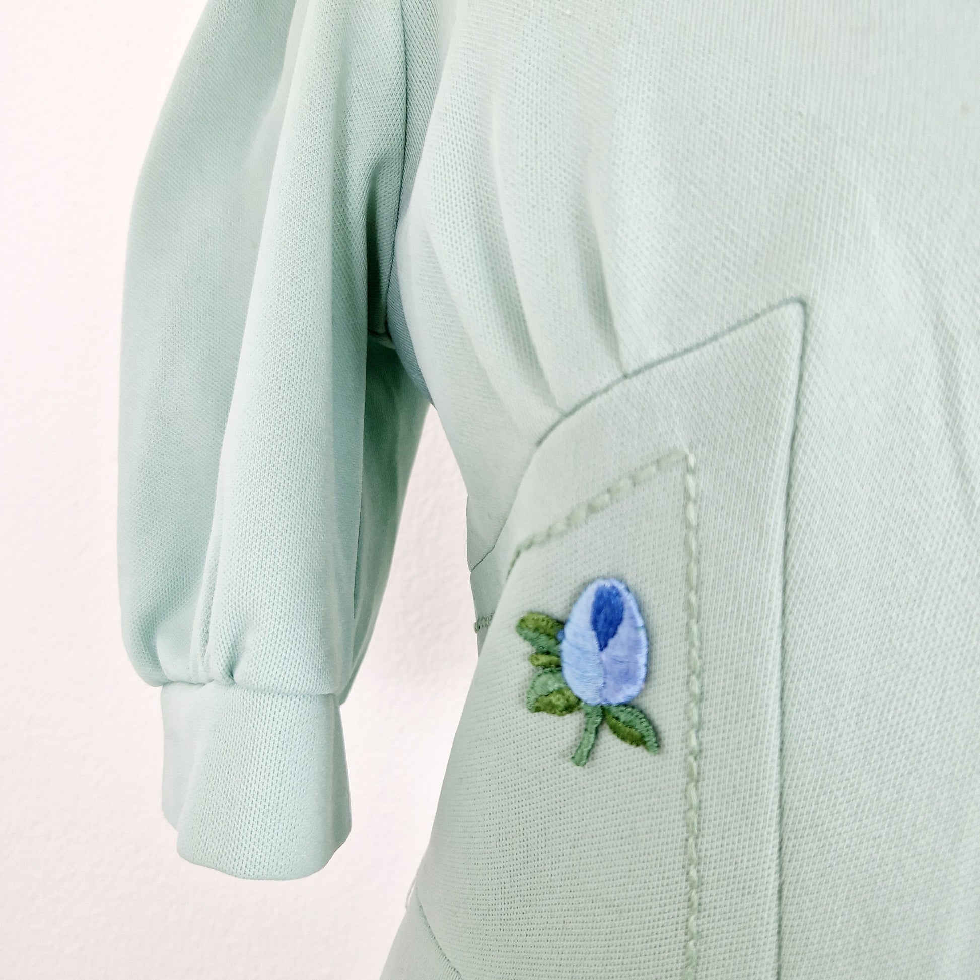 Einzigartiges und nachhaltiges Vintage Kleid in mint. Unique and sustainable vintage dress in mint. Close-up.