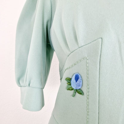 Einzigartiges und nachhaltiges Vintage Kleid in mint. Unique and sustainable vintage dress in mint. Close-up.