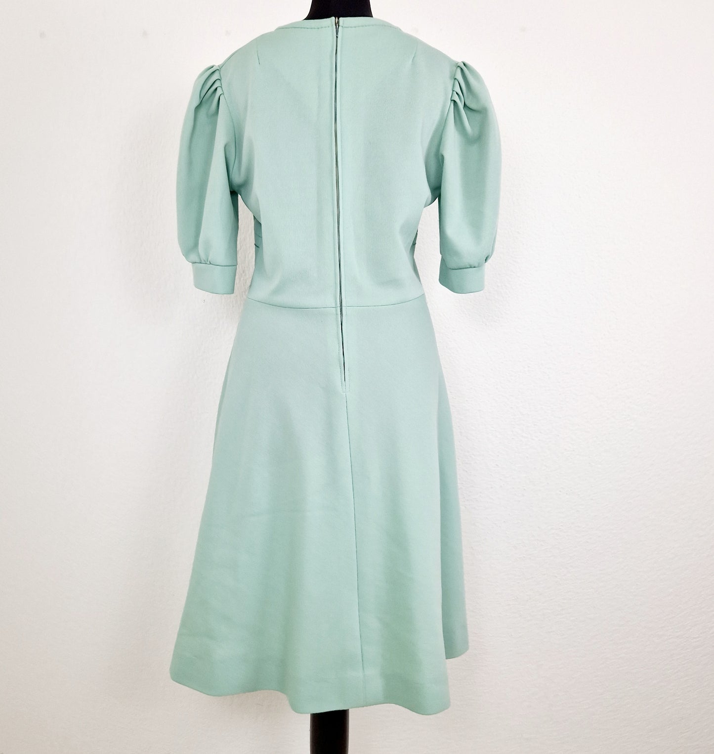 Einzigartiges und nachhaltiges Vintage Kleid in mint. Unique and sustainable vintage dress in mint. Back.