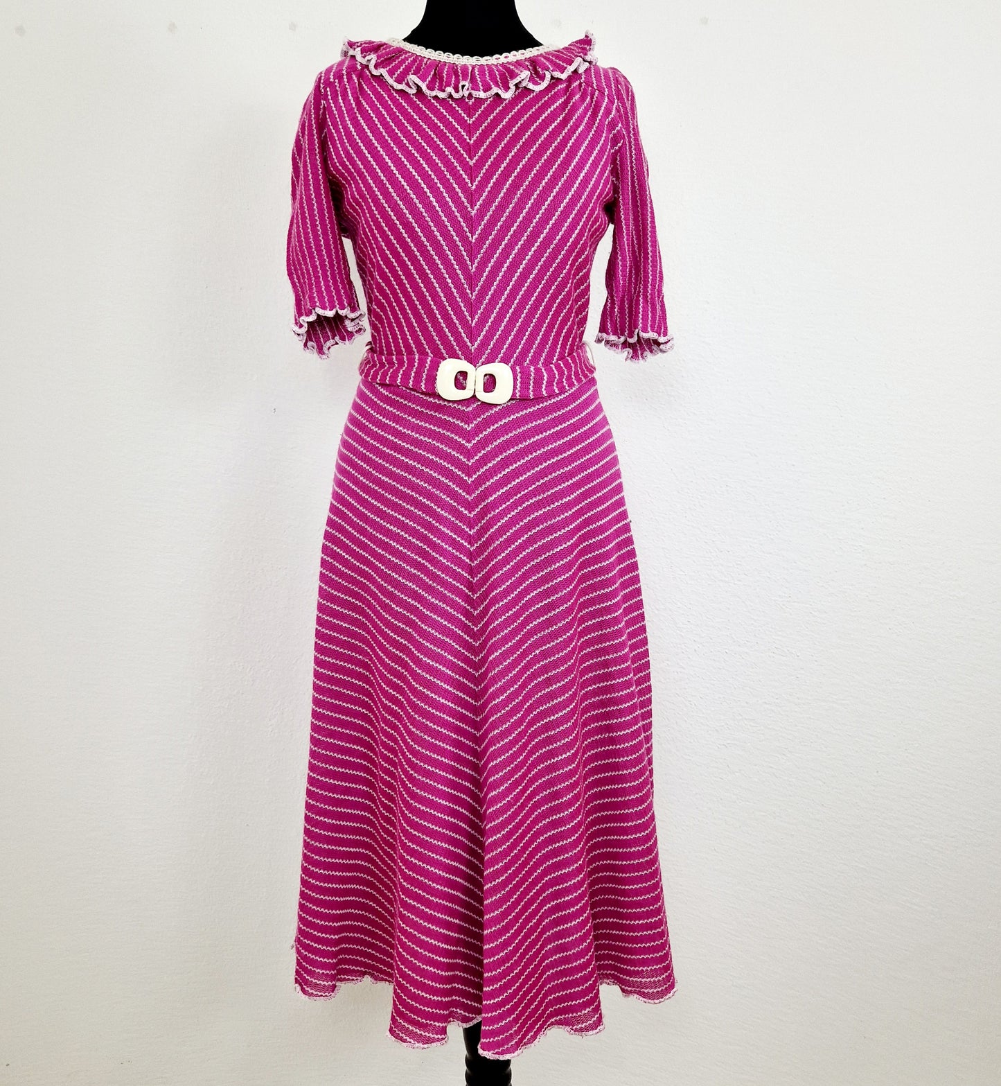 Einzigartiges und nachhaltiges Vintage Kleid in pink und Strick. Unique and sustainable vintage dress in pink and knit. Front.