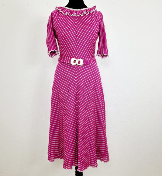 Einzigartiges und nachhaltiges Vintage Kleid in pink und Strick. Unique and sustainable vintage dress in pink and knit. Front.