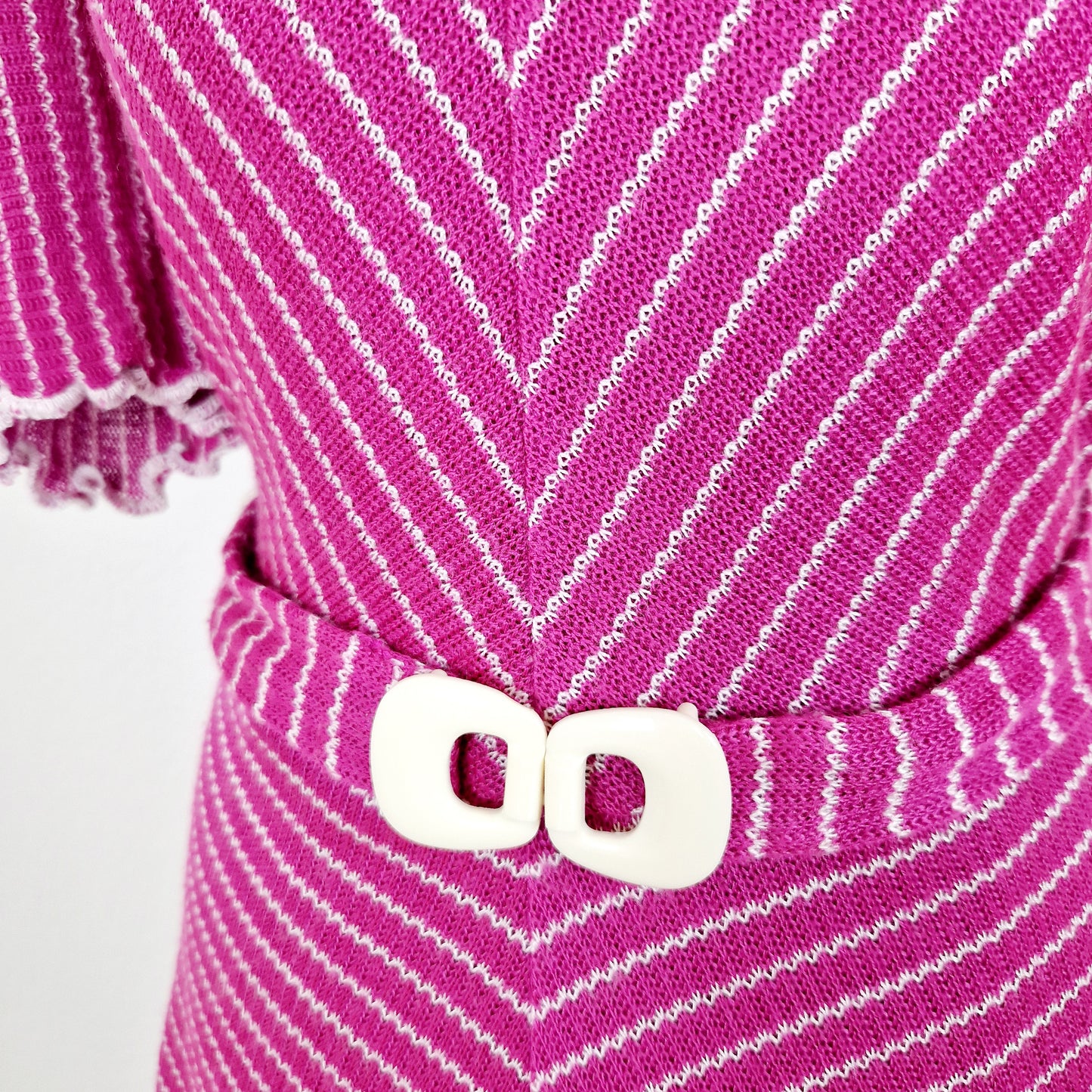 Einzigartiges und nachhaltiges Vintage Kleid in pink und Strick. Unique and sustainable vintage dress in pink and knit. Close-up.