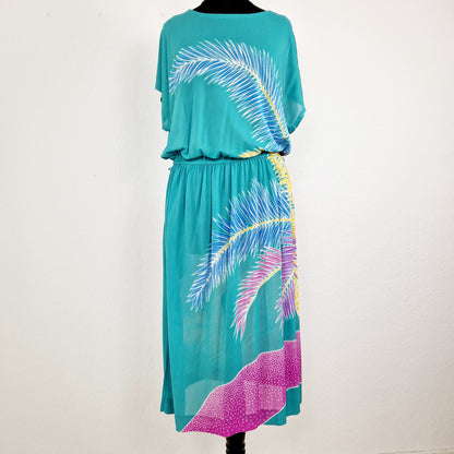 Einzigartiges und nachhaltiges Vintage Kleid in grün mit Palmen. Unique and sustainable vintage dress in green with palm trees. Front.