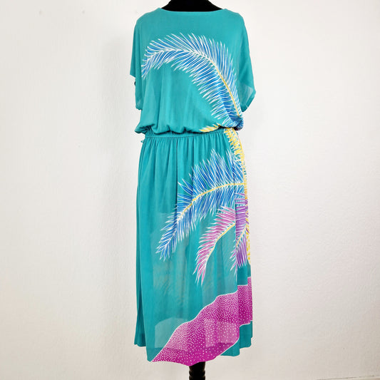 Einzigartiges und nachhaltiges Vintage Kleid in grün mit Palmen. Unique and sustainable vintage dress in green with palm trees. Front.