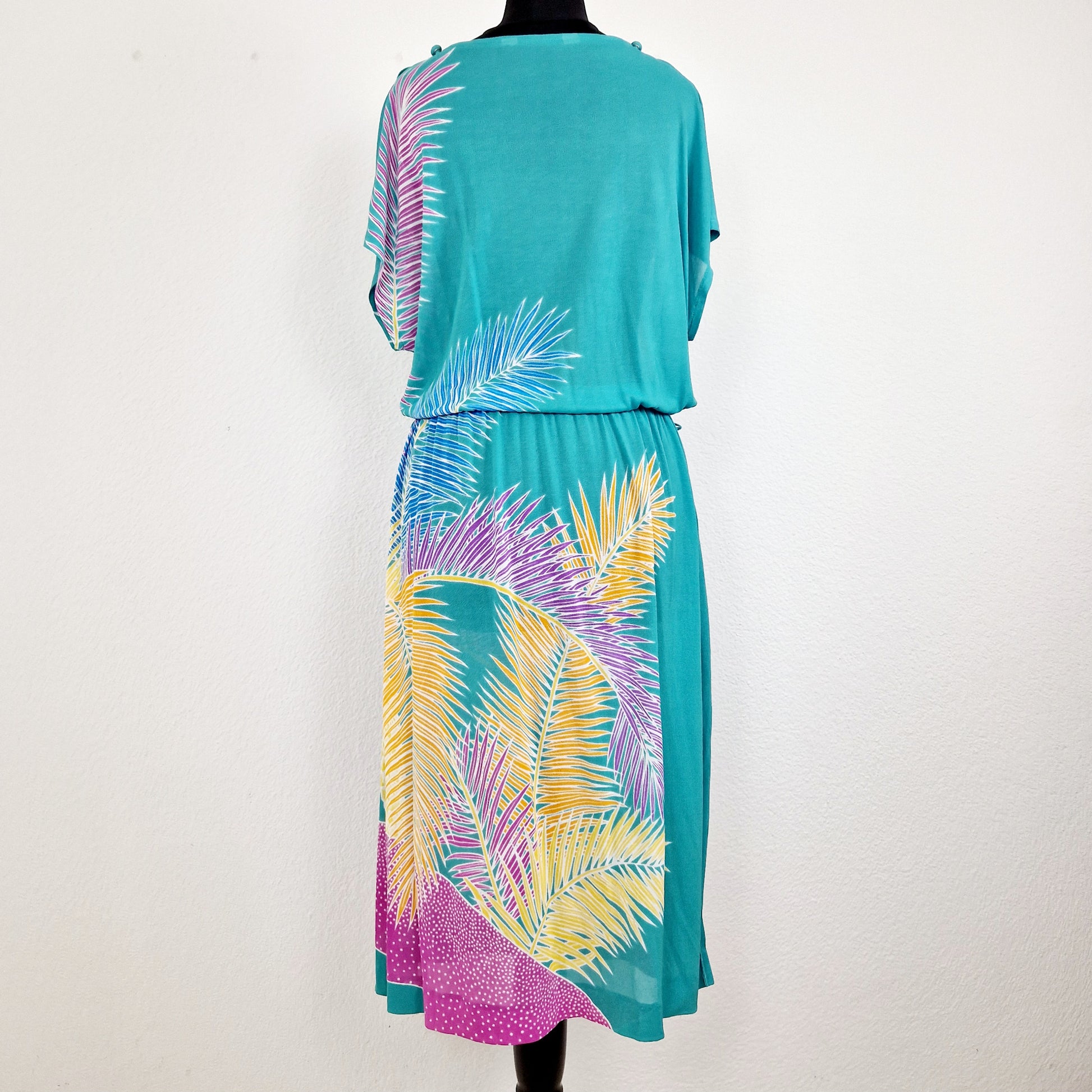 Einzigartiges und nachhaltiges Vintage Kleid in grün mit Palmen. Unique and sustainable vintage dress in green with palm trees. Back.