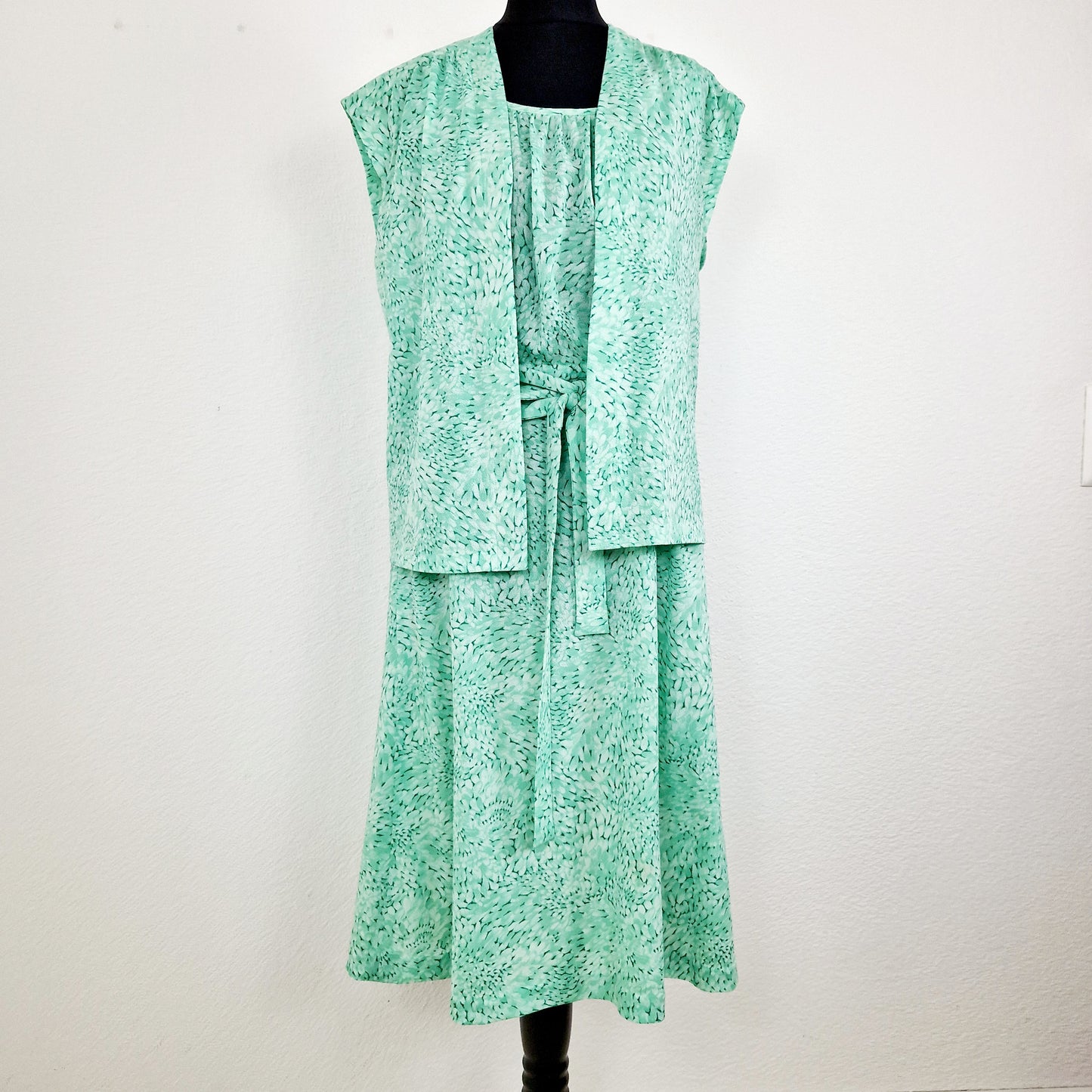 Einzigartiges und nachhaltiges Vintage Kleid in hellgrün mit Weste. Unique and sustainable vintage dress in light green with vest. Front with vest.