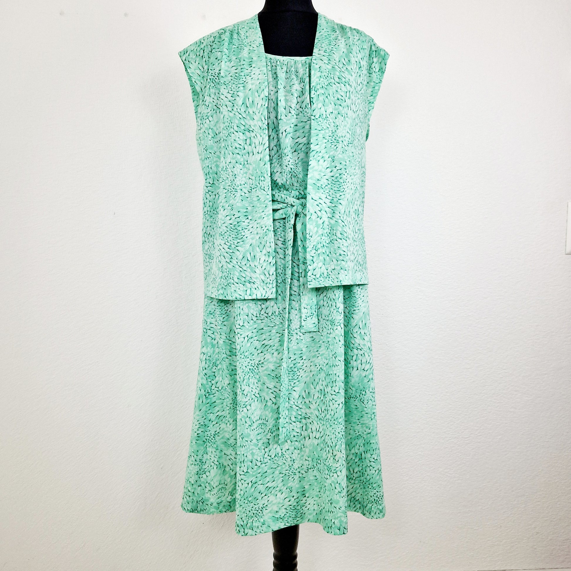 Einzigartiges und nachhaltiges Vintage Kleid in hellgrün mit Weste. Unique and sustainable vintage dress in light green with vest. Front with vest.