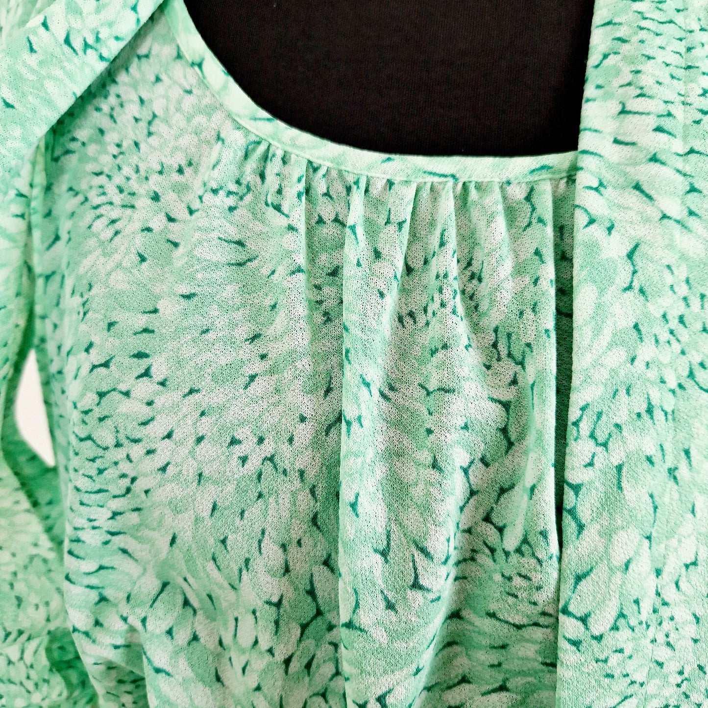 Einzigartiges und nachhaltiges Vintage Kleid in hellgrün mit Weste. Unique and sustainable vintage dress in light green with vest. Close-up.