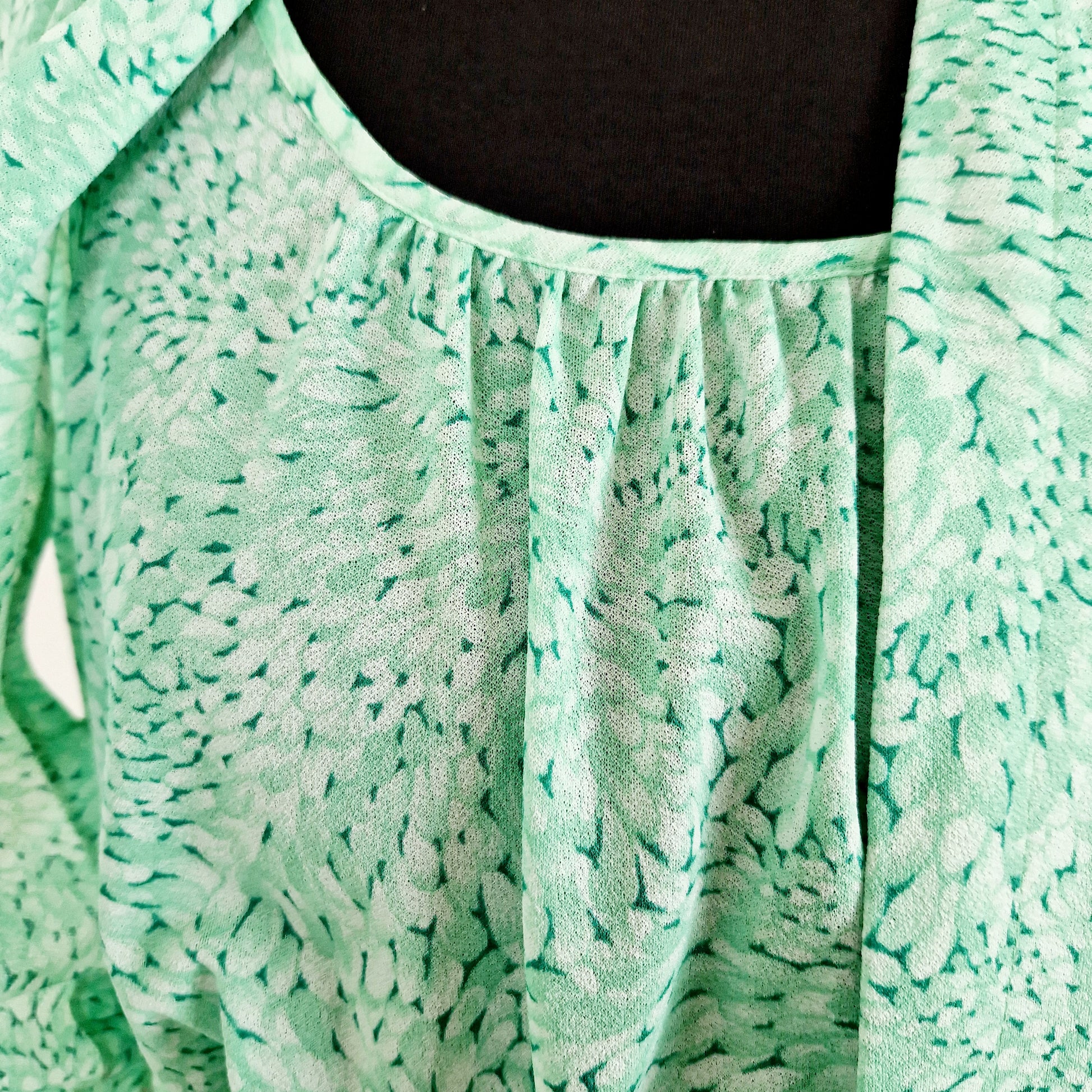 Einzigartiges und nachhaltiges Vintage Kleid in hellgrün mit Weste. Unique and sustainable vintage dress in light green with vest. Close-up.