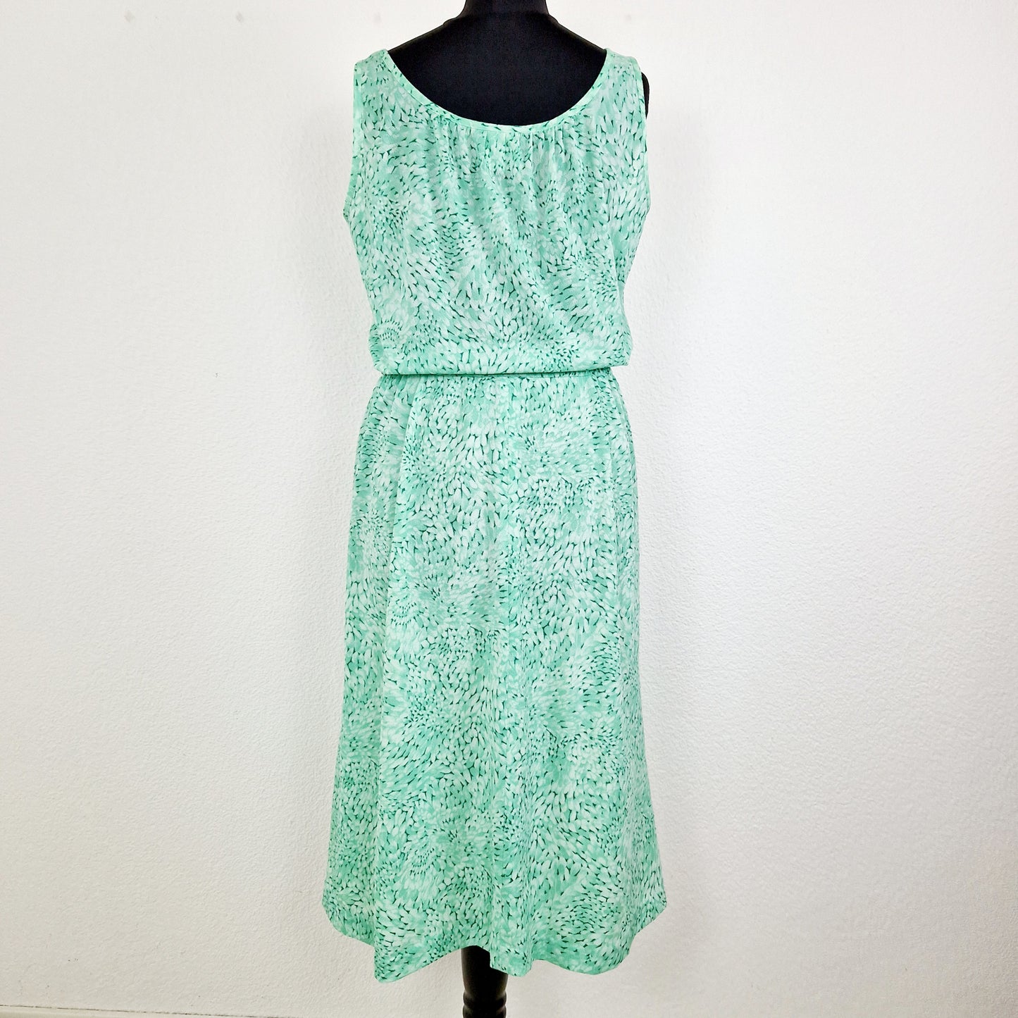 Einzigartiges und nachhaltiges Vintage Kleid in hellgrün mit Weste. Unique and sustainable vintage dress in light green with vest. Back.