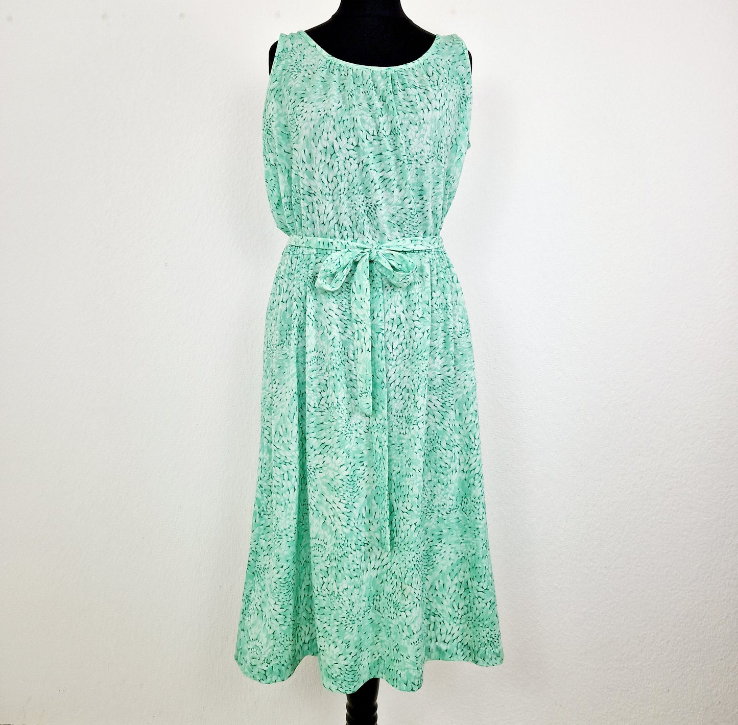 Einzigartiges und nachhaltiges Vintage Kleid in hellgrün mit Weste. Unique and sustainable vintage dress in light green with vest. Front.