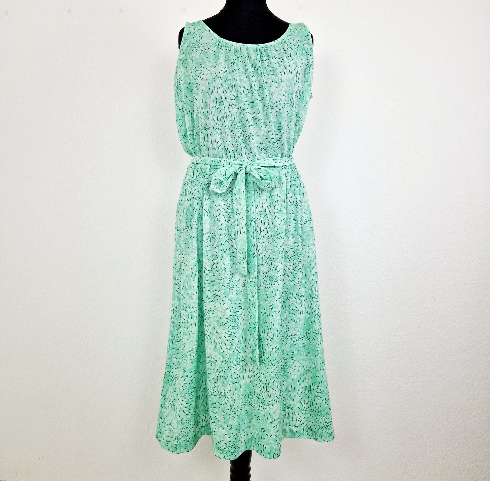 Einzigartiges und nachhaltiges Vintage Kleid in hellgrün mit Weste. Unique and sustainable vintage dress in light green with vest. Front.