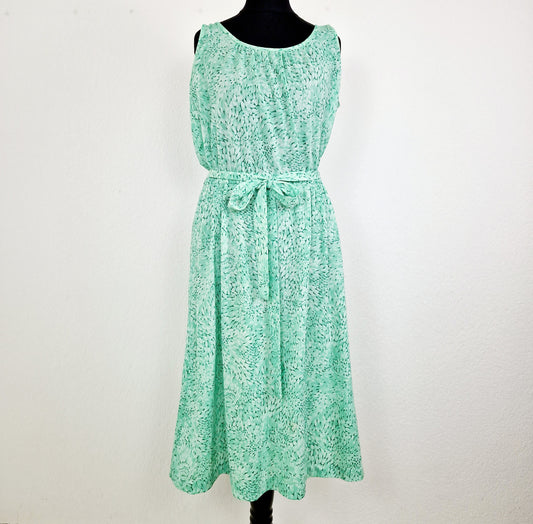Einzigartiges und nachhaltiges Vintage Kleid in hellgrün mit Weste. Unique and sustainable vintage dress in light green with vest. Front.