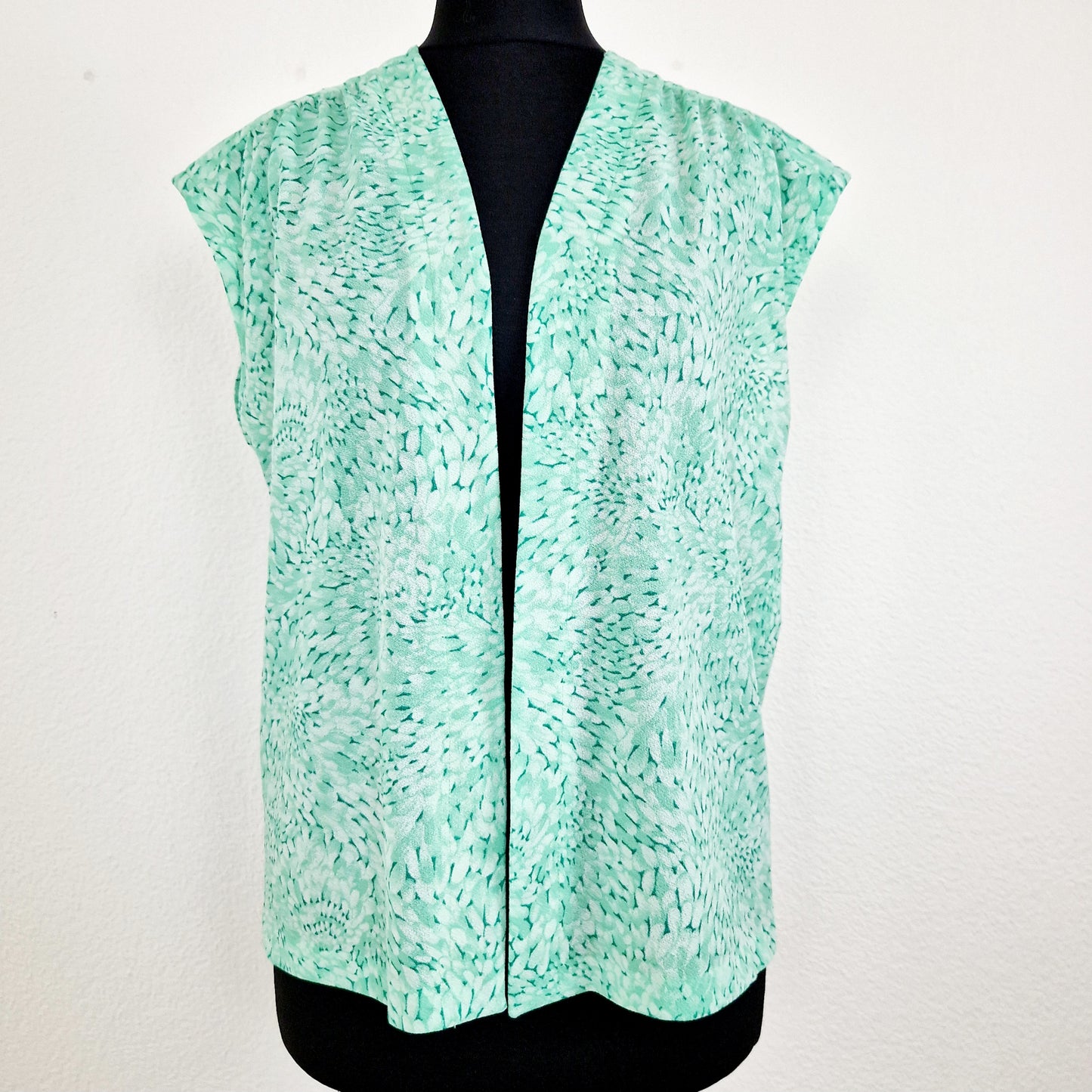 Einzigartiges und nachhaltiges Vintage Kleid in hellgrün mit Weste. Unique and sustainable vintage dress in light green with vest. Vest.