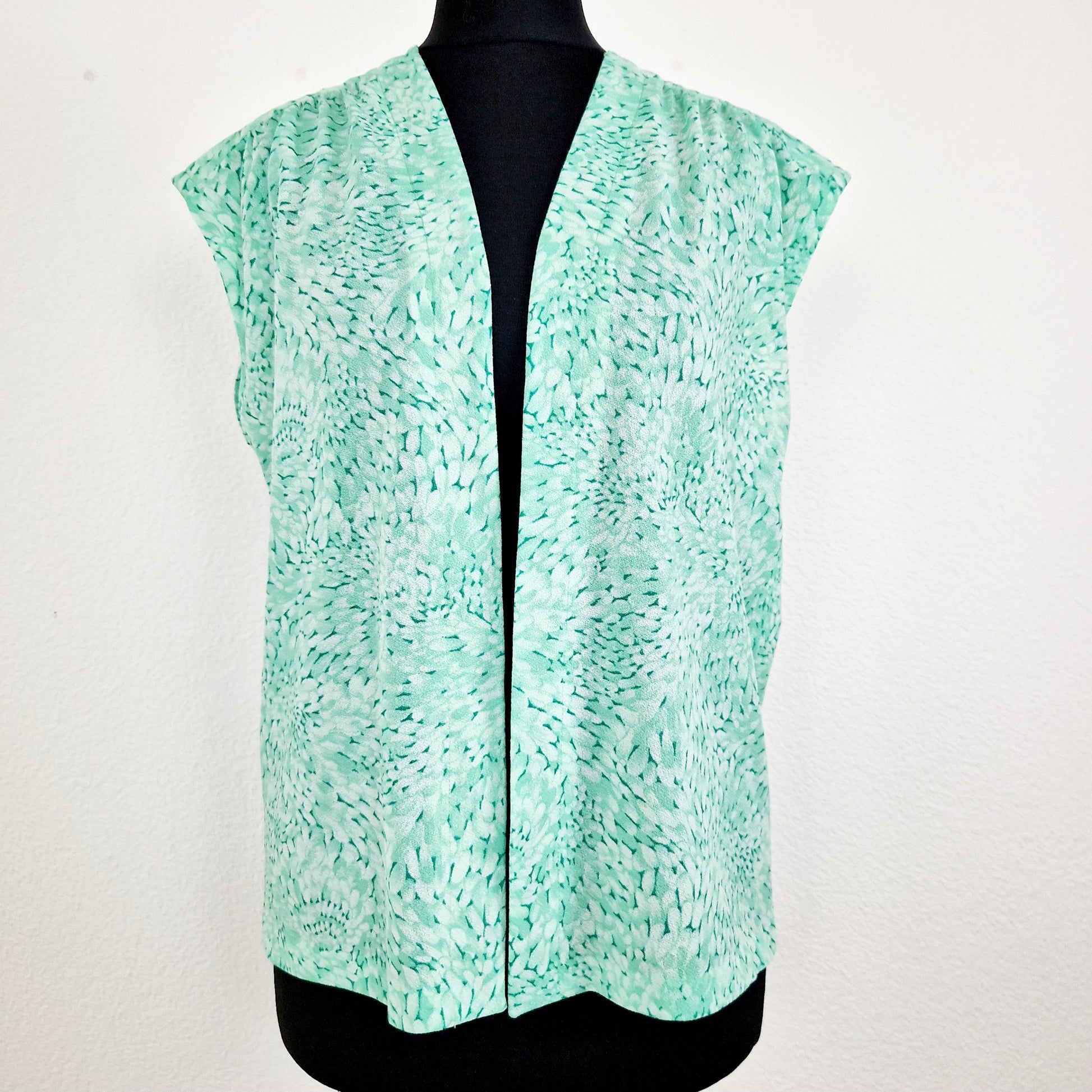 Einzigartiges und nachhaltiges Vintage Kleid in hellgrün mit Weste. Unique and sustainable vintage dress in light green with vest. Vest.