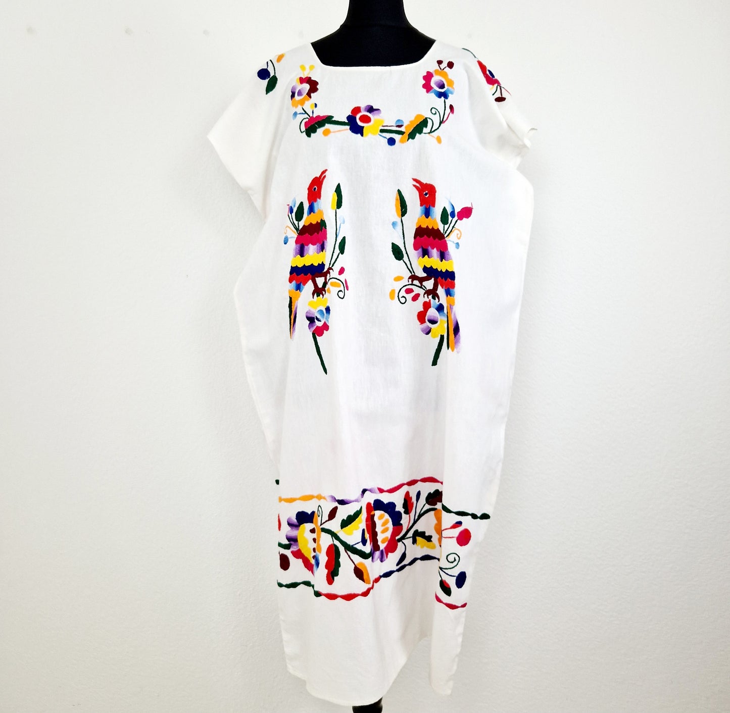 Einzigartiges und nachhaltiges Vintage Kleid in weiss mit Vögeln. Unique and sustainable vintage dress in white with birds. Front.