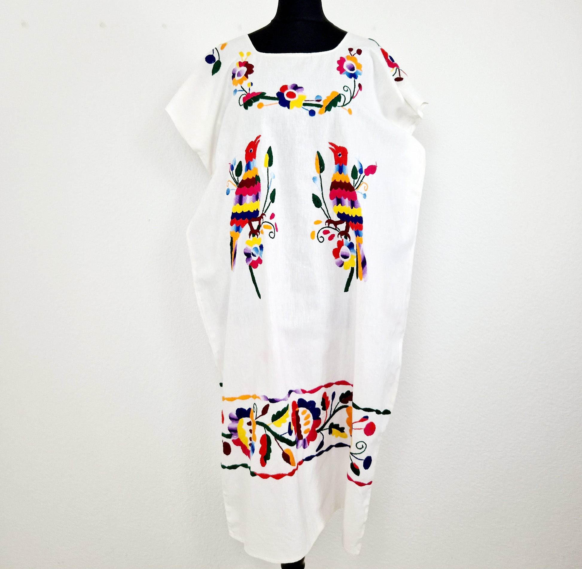 Einzigartiges und nachhaltiges Vintage Kleid in weiss mit Vögeln. Unique and sustainable vintage dress in white with birds. Front.