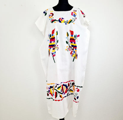 Einzigartiges und nachhaltiges Vintage Kleid in weiss mit Vögeln. Unique and sustainable vintage dress in white with birds. Front.
