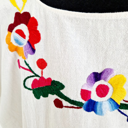 Einzigartiges und nachhaltiges Vintage Kleid in weiss mit Vögeln. Unique and sustainable vintage dress in white with birds. Close-up.