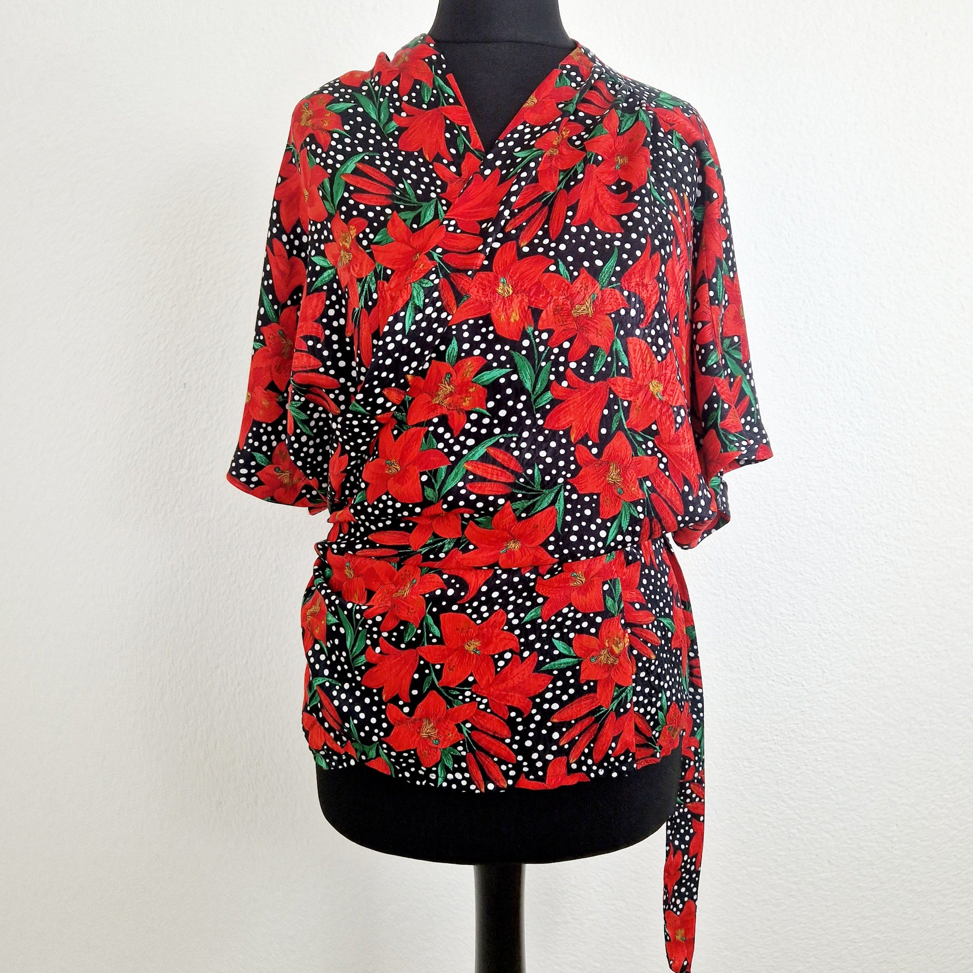 Einzigartige und nachhaltige Vintage Wickelbluse mit Blumen. Unique and sustainable vintage wrap blouse with flowers. Front.
