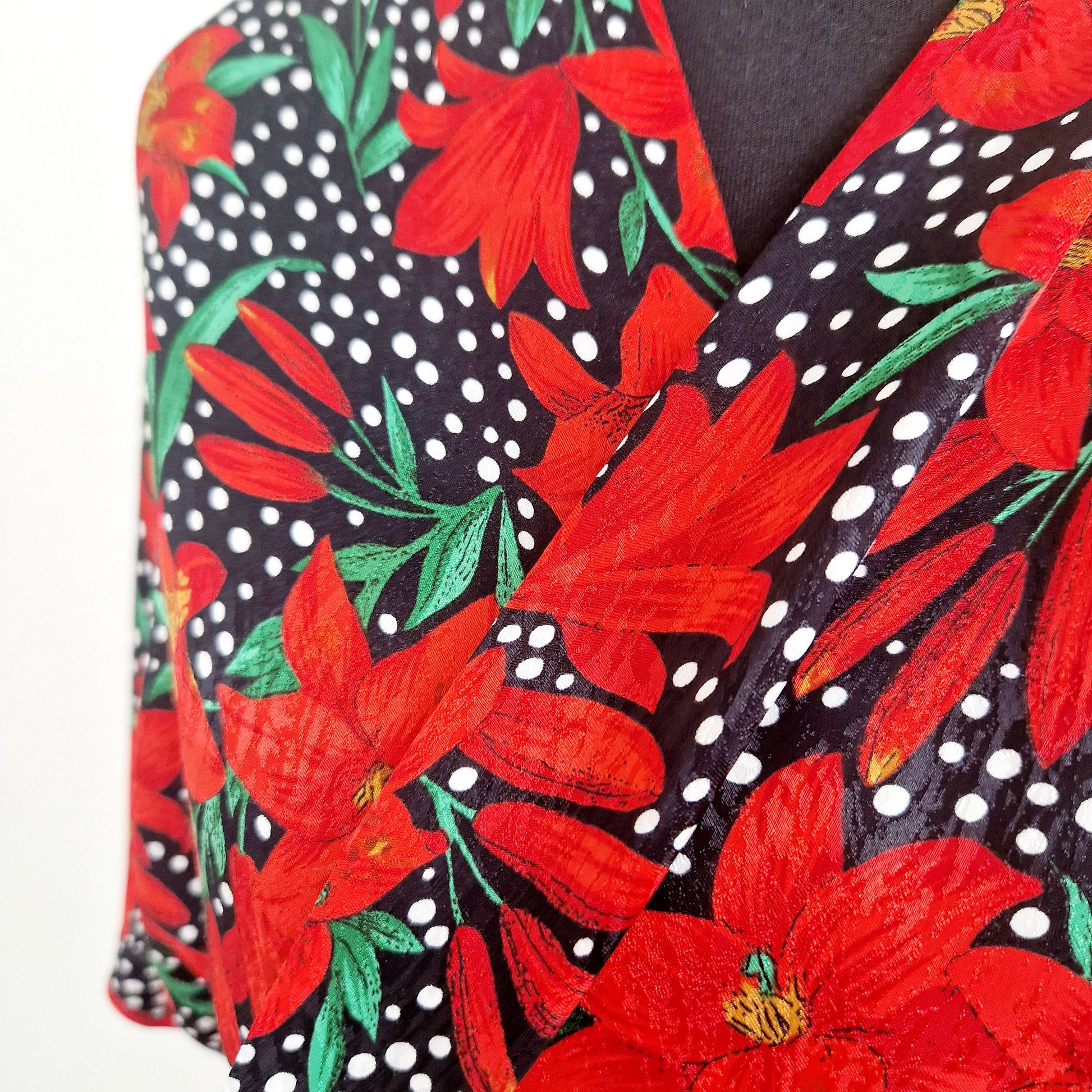 Einzigartige und nachhaltige Vintage Wickelbluse mit Blumen. Unique and sustainable vintage wrap blouse with flowers. Close-up.