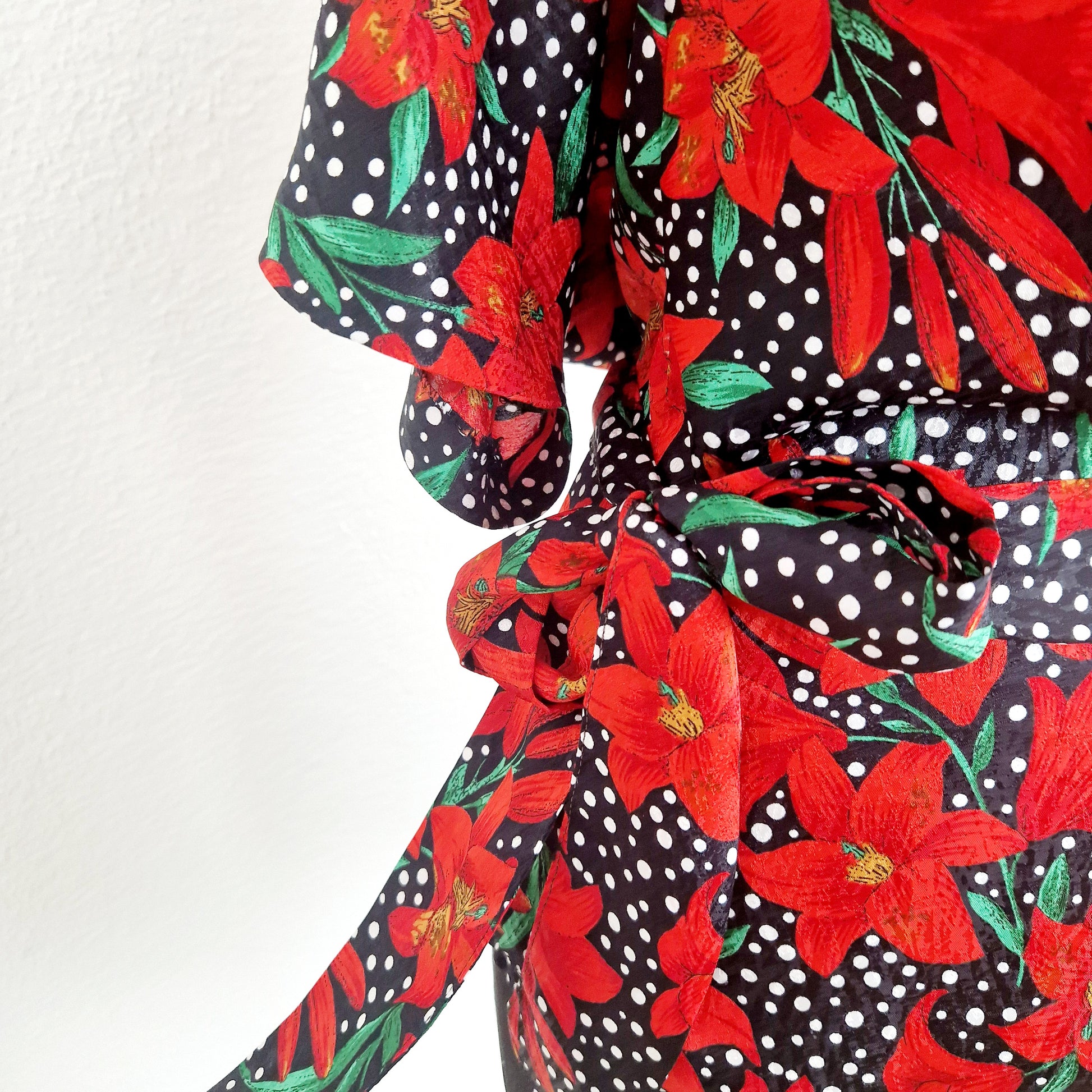 Einzigartige und nachhaltige Vintage Wickelbluse mit Blumen. Unique and sustainable vintage wrap blouse with flowers. Tie.