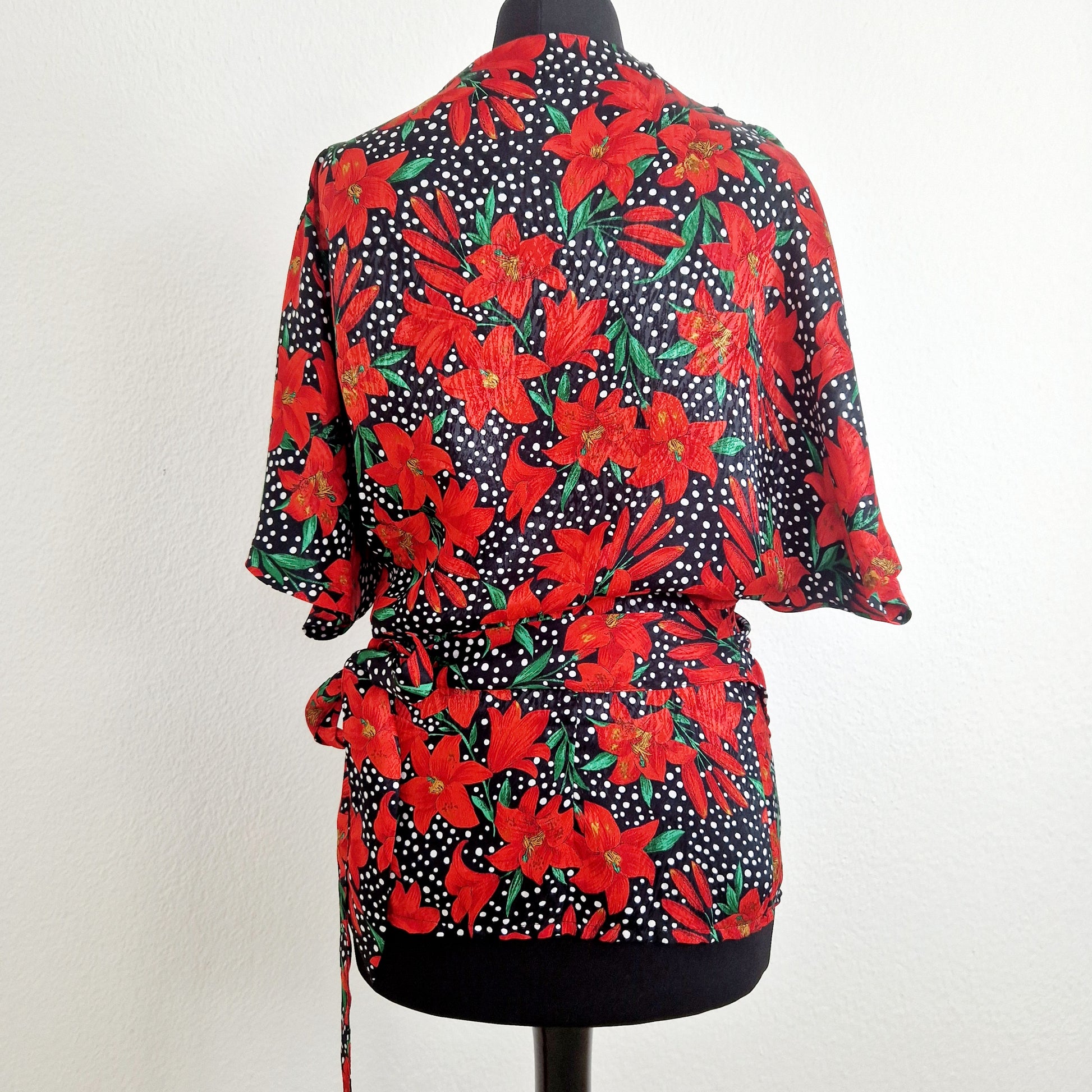 Einzigartige und nachhaltige Vintage Wickelbluse mit Blumen. Unique and sustainable vintage wrap blouse with flowers. Back.