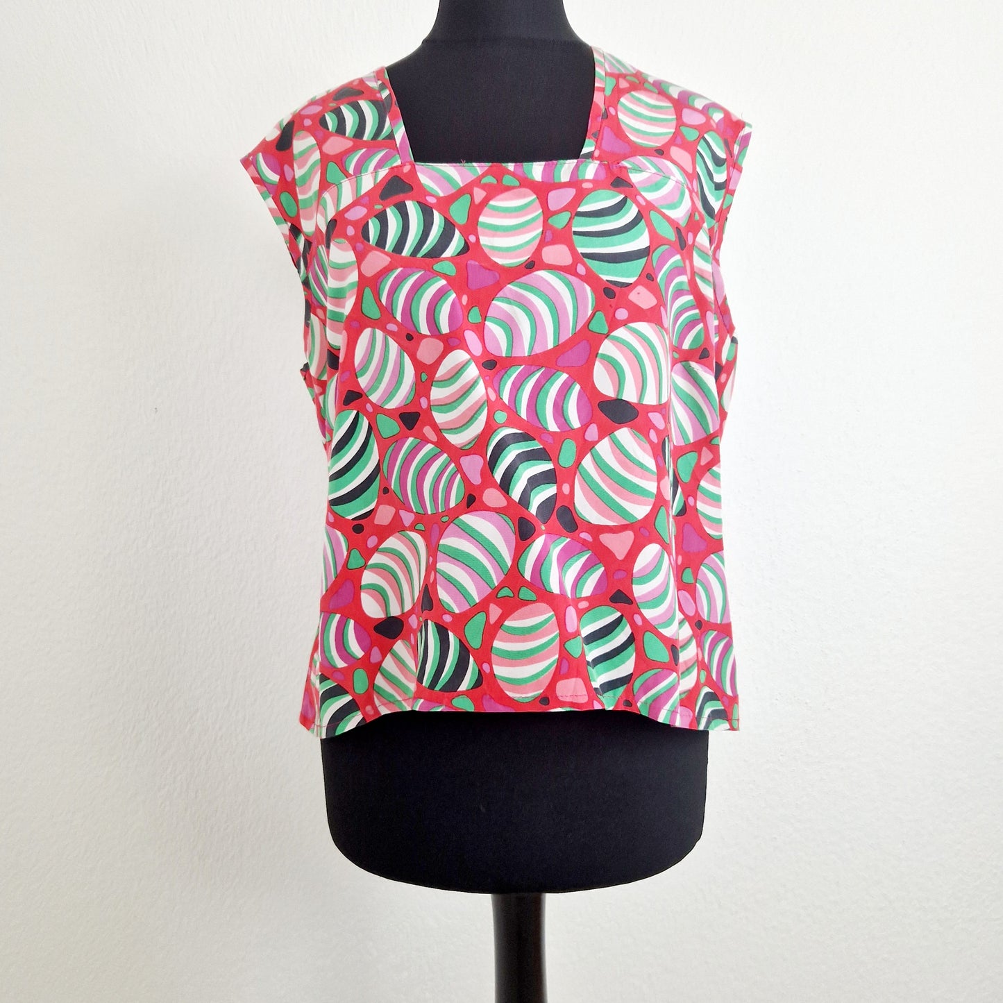 Einzigartiges und nachhaltiges Vintage Top mit Klecksen. Unique and sustainable vintage top with blots. Front.