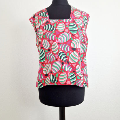Einzigartiges und nachhaltiges Vintage Top mit Klecksen. Unique and sustainable vintage top with blots. Front.