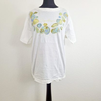 Einzigartiges und nachhaltiges Vintage T-Shirt mit Muscheln. Unique and sustainable vintage t-shirt with seashells. Front.