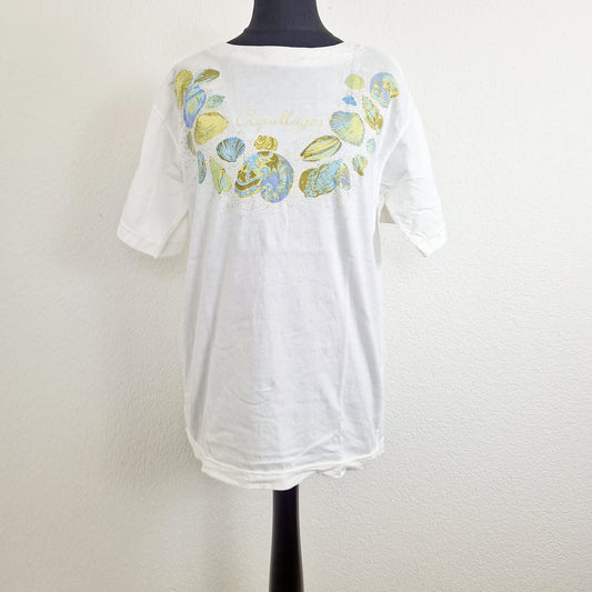 Einzigartiges und nachhaltiges Vintage T-Shirt mit Muscheln. Unique and sustainable vintage t-shirt with seashells. Front.
