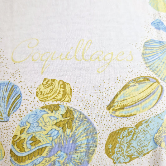 Einzigartiges und nachhaltiges Vintage T-Shirt mit Muscheln. Unique and sustainable vintage t-shirt with seashells. Close-up.