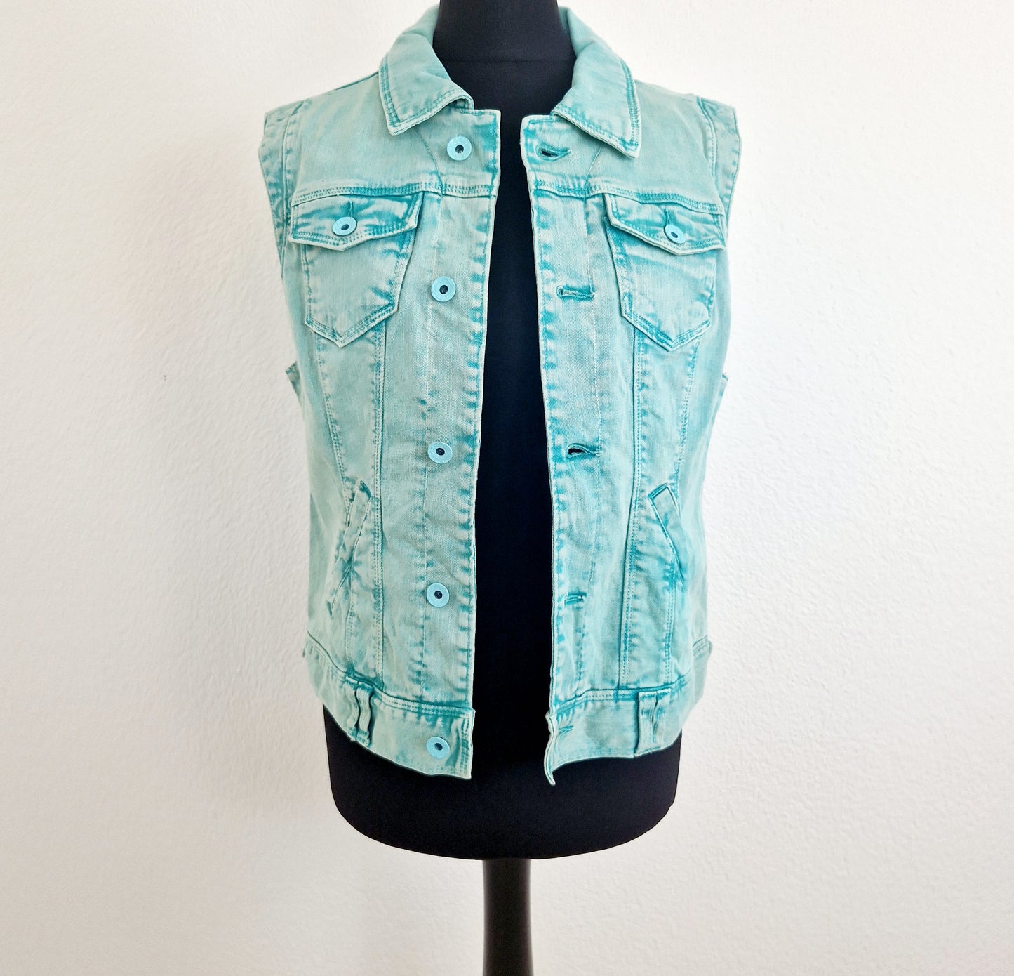 Einzigartige und nachhaltige Vintage Weste in mint. Unique and sustainable vintage vest in mint. Front.
