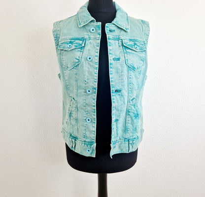 Einzigartige und nachhaltige Vintage Weste in mint. Unique and sustainable vintage vest in mint. Front.