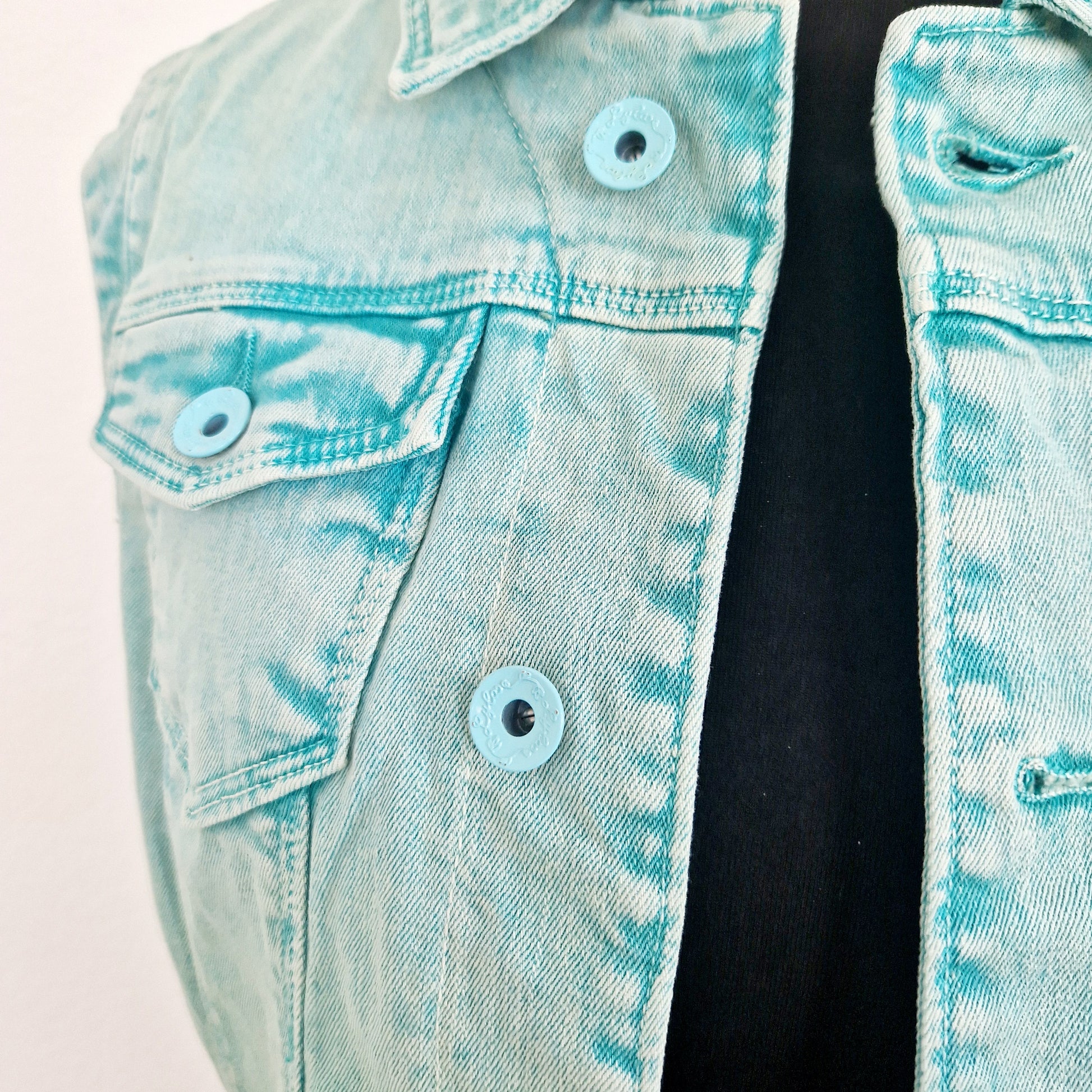 Einzigartige und nachhaltige Vintage Weste in mint. Unique and sustainable vintage vest in mint. Close-up.