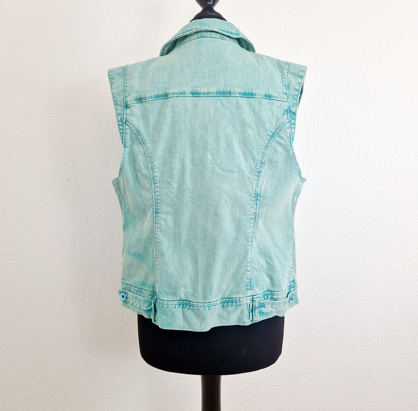 Einzigartige und nachhaltige Vintage Weste in mint. Unique and sustainable vintage vest in mint. Back.