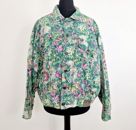 Einzigartige und nachhaltige Vintage Jacke in grün mit Blumen und Vögeln. Unique and sustainable vintage jacket in green with flowers and birds. Front.