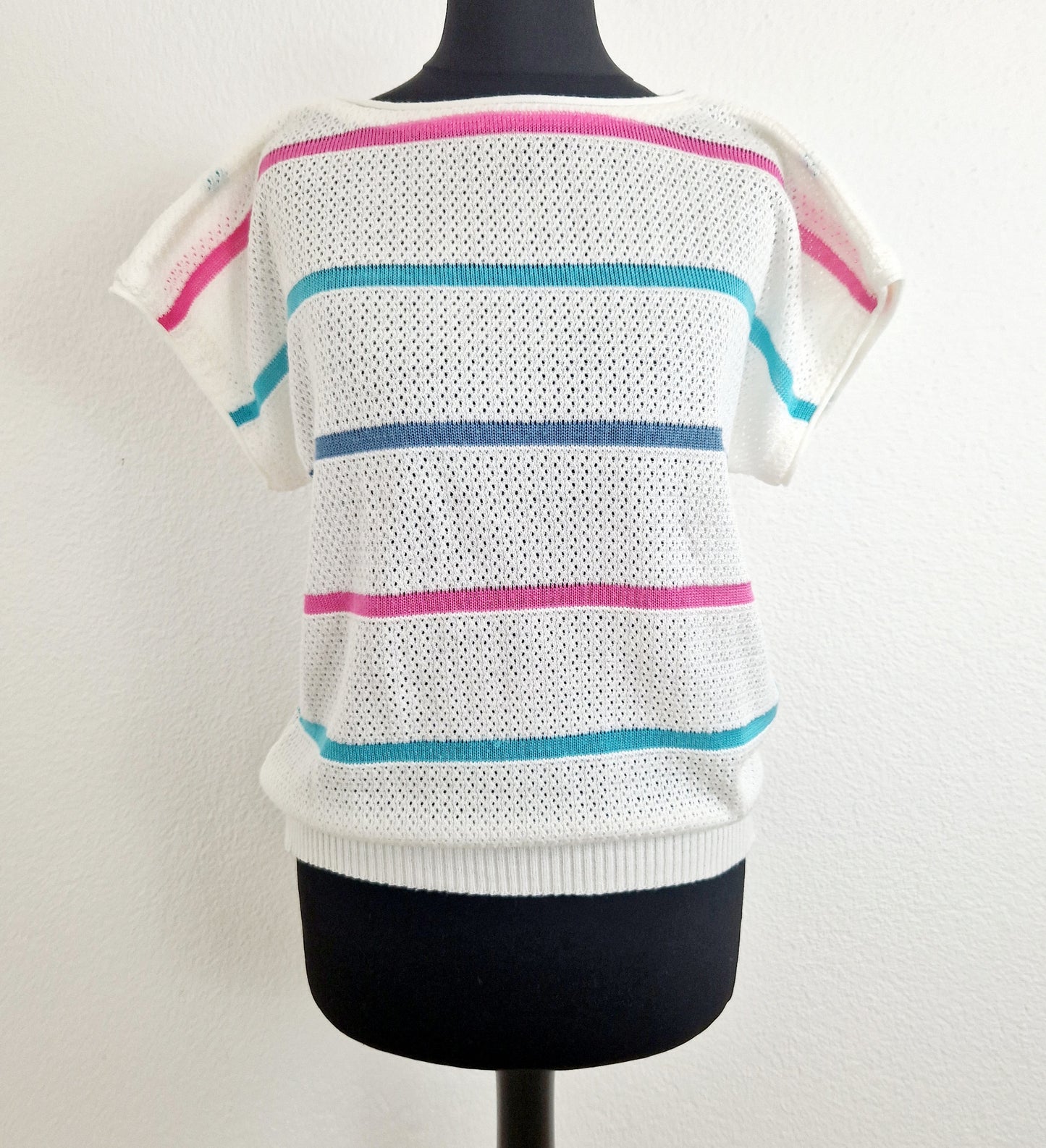 Einzigartiges und nachhaltiges Vintage T-Shirt in weiss mit Streifen. Unique and sustainable Vintage T-Shirt in white with stripes. Front.